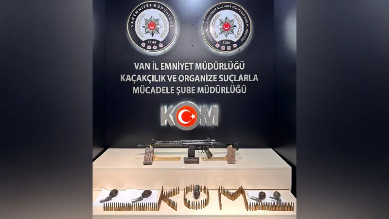 Adres Van: Bir evde 5 el bombası ile 2 tüfek ele geçirildi