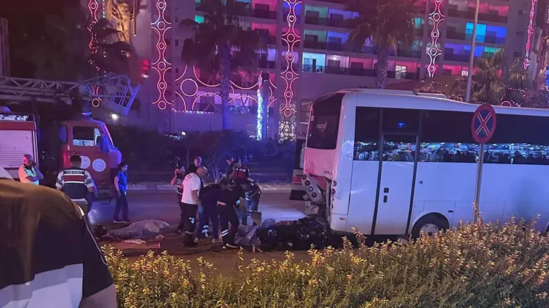 Antalya'da midibüse çarpan motosikletteki 2 kişi hayatını kaybetti