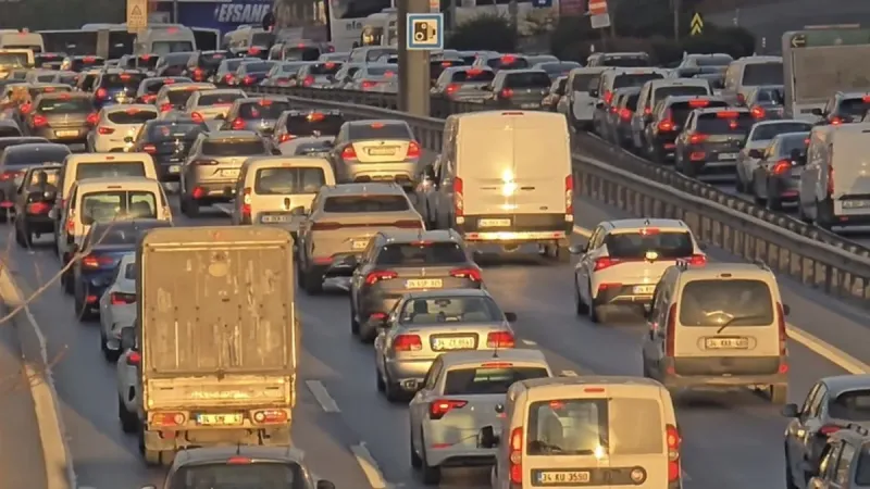 Ara tatil sonrası İstanbul'da trafik yoğunluğu! Yüzde 80'e çıktı