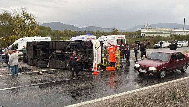 Bartın'da tekstil işçilerini taşıyan servis devrildi: 1 can kaybı, 19 yaralı