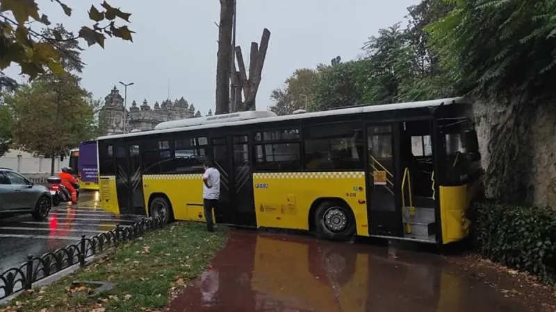 Beşiktaş'ta İETT otobüsü motosiklete çarptı! Ekipler bölgeye sevk edildi