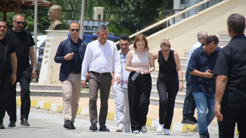CHP Genel Başkanı Özel Nehir Zeyrek’i sınav sonrası karşıladı