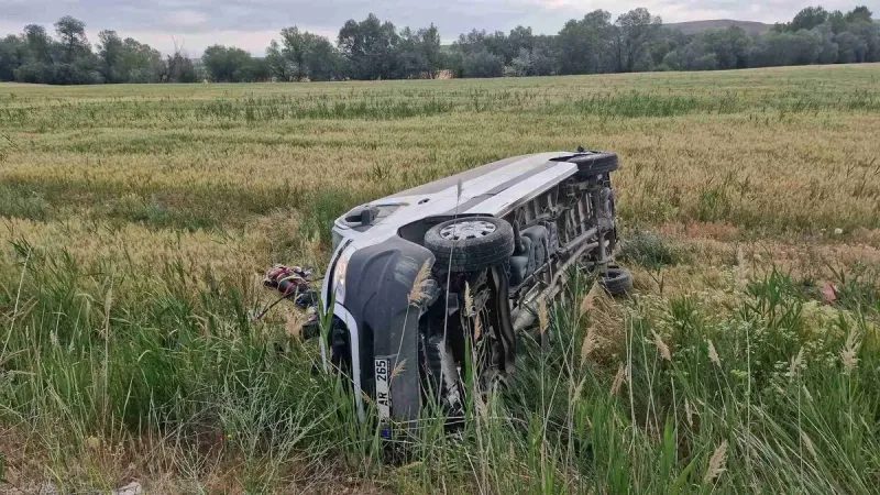Çorum'da Minibüs Kazası! 15 Yaralı: Düğün Dönüşü Facia Mı?