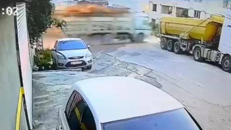 Kamyon Duvarı Aştı! Hatay'da Demir Yüklü Kaza Kamerada