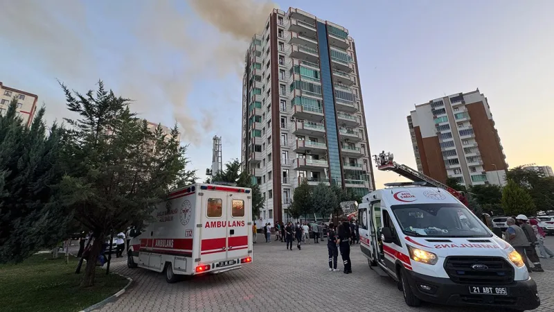 Diyarbakır'da Dehşet! 13 Katlı Binada Yangın, Mahsur Kalanlar Var!
