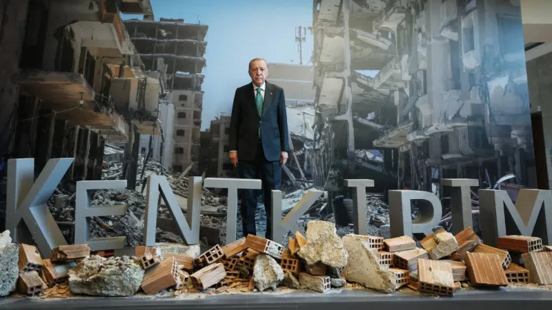 Erdoğan sergide enkaz önünde poz verdi; CHP'li Murat Emir: 23 yılı daha iyi özetleyen bir kare olamaz!