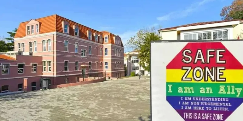 Üsküdar Amerikan'da LGBTİ+ Afişi Krizi! Soruşturma Başlatıldı