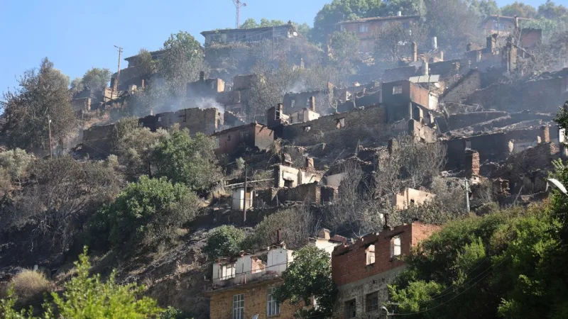 İzmir'de boşaltılan Tosunlar Mahallesi yangın sonrası harabeye döndü