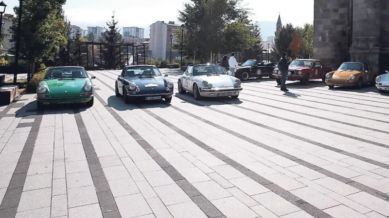 Doğu Anadolu'da Nostalji Rüzgarı: Klasik Otomobiller Görüldü!