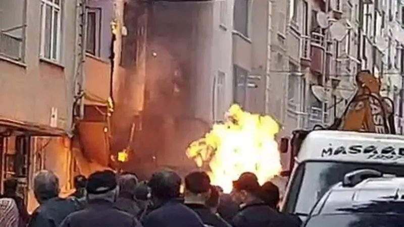 Avcılar'da Gaz Alarmı! Bina Önünde Şiddetli Patlama: Son Durum
