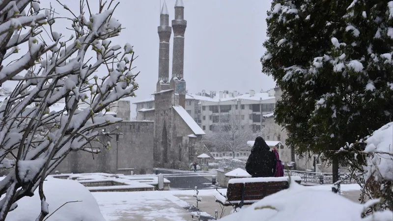 Sivas'ta Nisan Sürprizi! Kar Beyazı Sabah Herkesi Şaşırttı