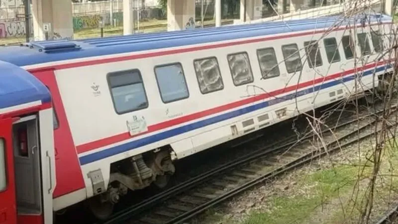 İzmir'de Tren Kazası! Vagon Raydan Çıktı, Sebebi Şok Etti