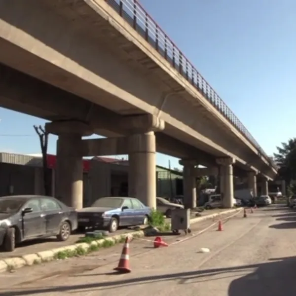 İzmir'de Üst Geçit Faciası! Betonlar Araçlara Düştü!