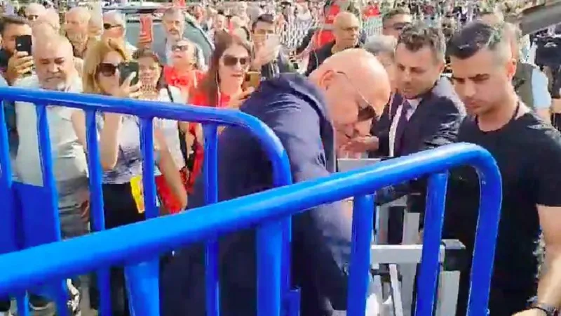 Tanal'dan Kelepçe Şovu! Polisin Barikatını Penseyle Böyle Aştı!