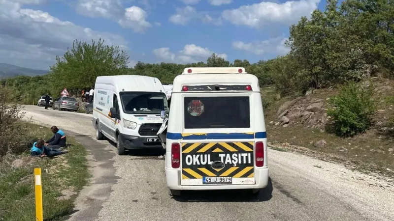 Manisa'da Servis Faciası: Öğrenci Servisleri Çarpıştı!