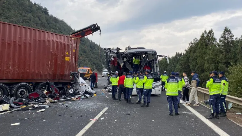 Osmaniye'de Feci Kaza! Otobüs Tıra Çarptı: 6 Ölü, 11 Yaralı