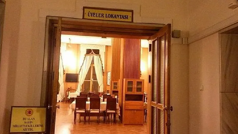 TBMM'de yemeğe zam: Üyeler Lokantası'nda Çorba 23, salata 15, etli yemekler 100 lira oldu