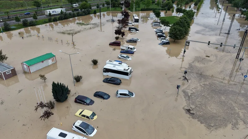 Trabzon'da Şehir Seli Alarmı! Karadeniz Sahil Yolu Baraj Mı Oldu?